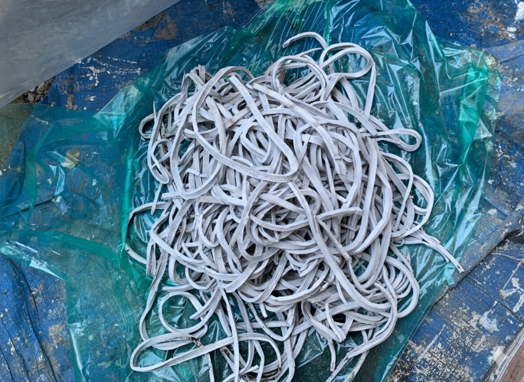 施工前：コーキングが切れている状態