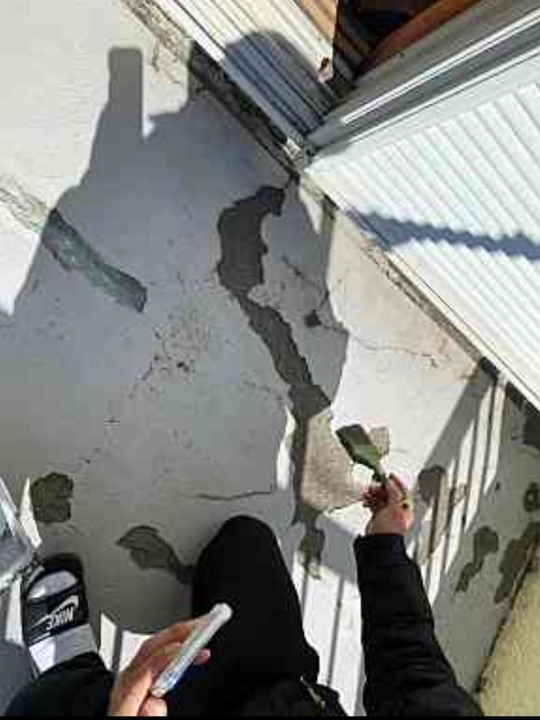 施工前：ベランダ劣化