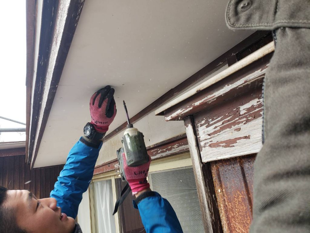 施工前：軒天井の劣化