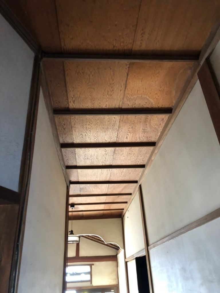 施工前：廊下天井の劣化