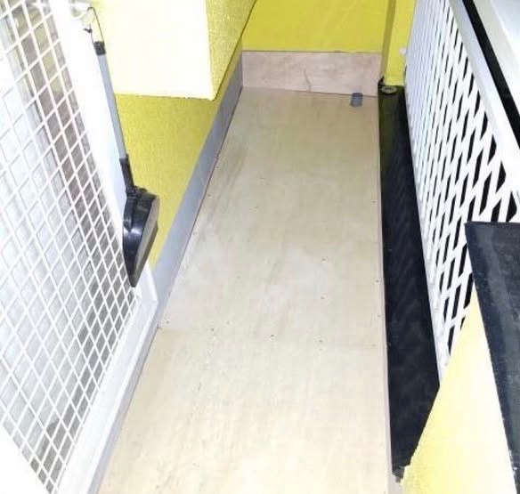 施工前：劣化したベランダ床