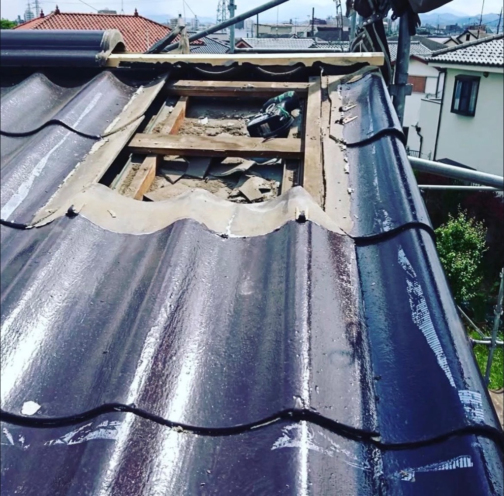 破損状況：他社工事で瓦が破損