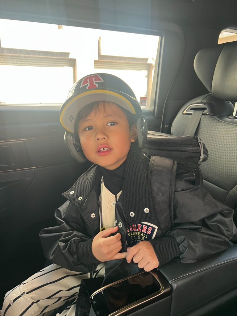 野球ヘルメットをかぶった長男