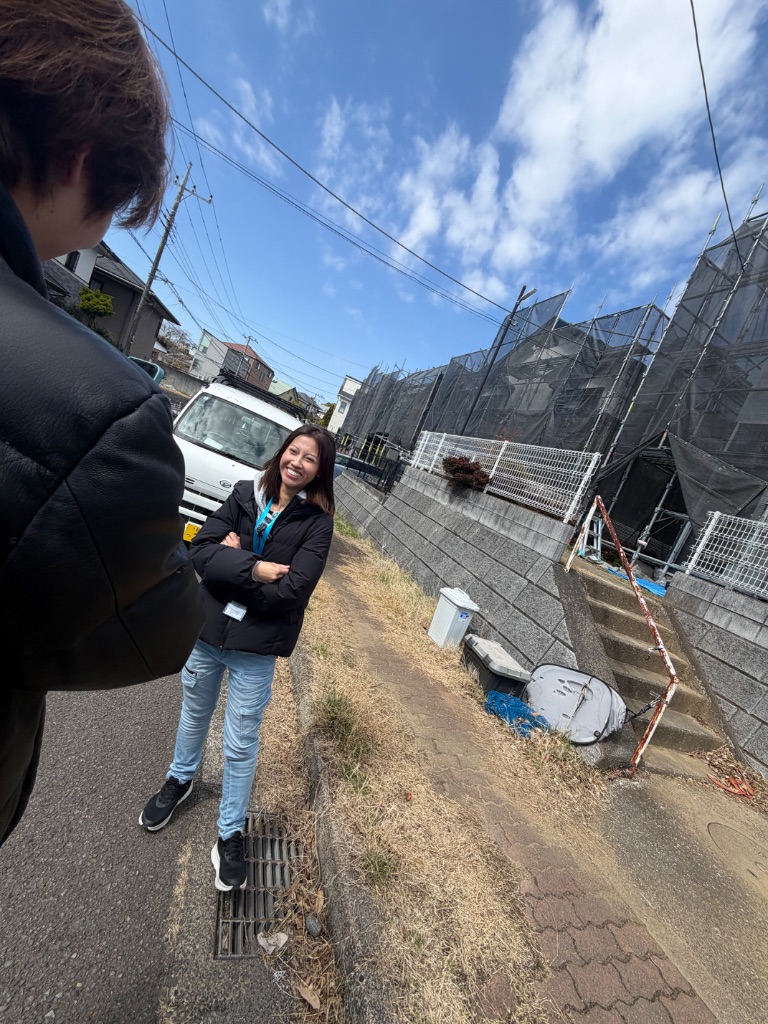 現場で笑顔の上原社長