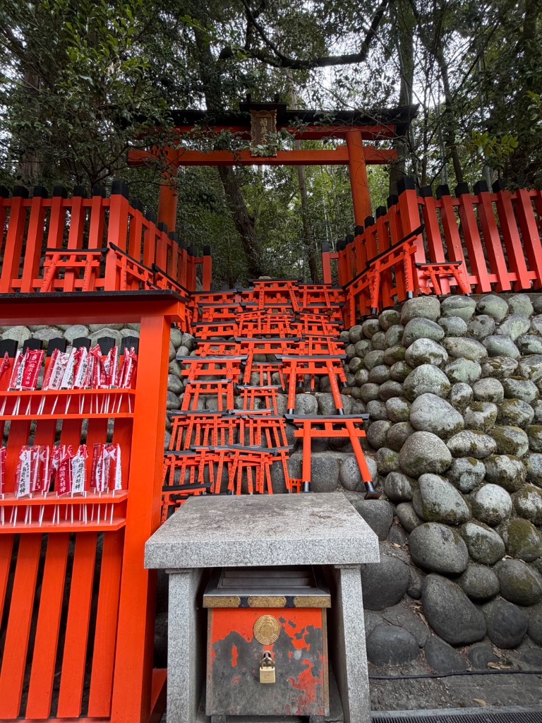 伏見稲荷の小さな鳥居と絵馬
