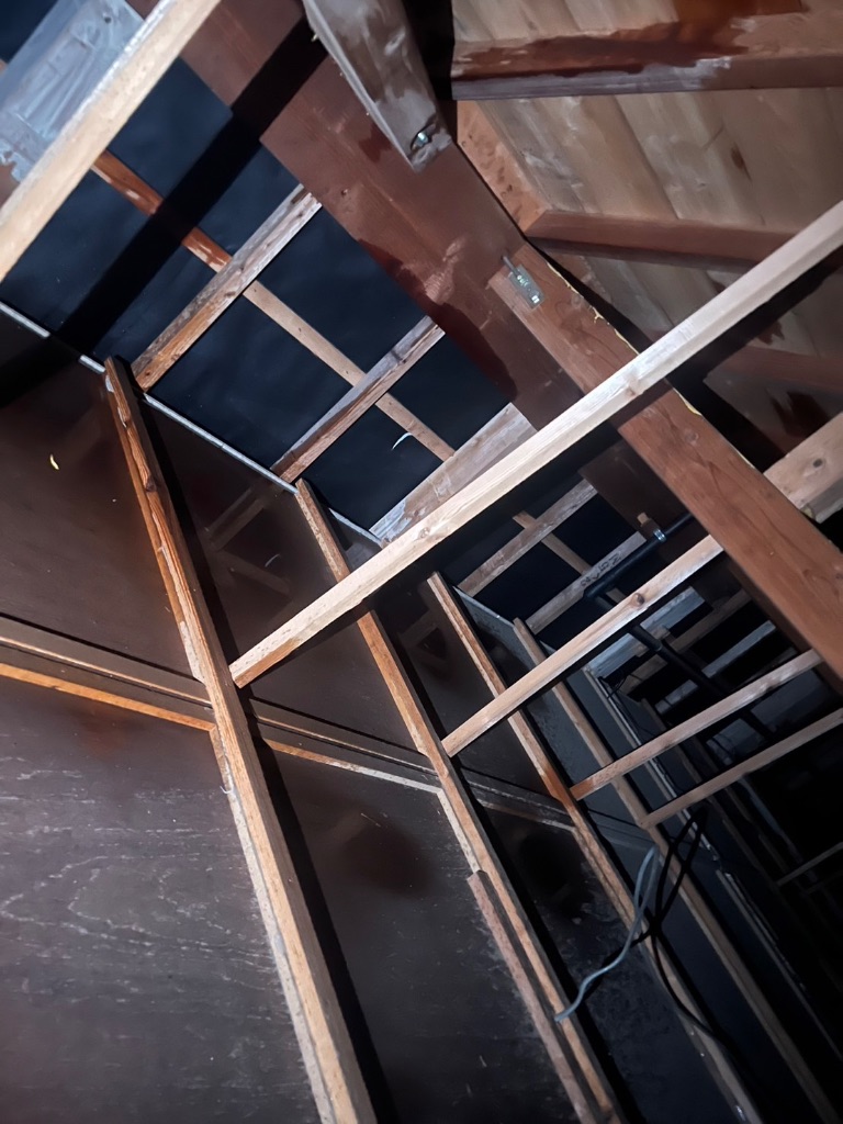 漏電被害の実例：天井裏の配線ショート